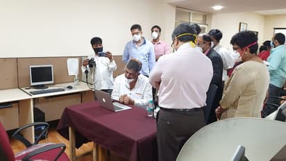 ವಿಕ್ಟೋರಿಯಾಗೆ ನೋ ಎಂಟ್ರಿ: ಹೊರಗಡೆಯೇ ವೈದ್ಯರ ಜೊತೆ ಡಿಕೆಶಿ ಸಮಾಲೋಚನೆ