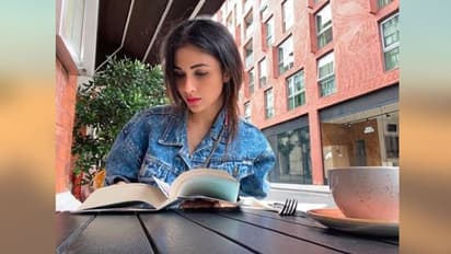 দেশে বাড়ছে করোনার প্রকোপ, চার মাস পর দুবাই ছেড়ে লন্ডনে নতুন ঠিকানা খুঁজলেন মৌনি