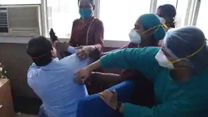 తప్ప తాగి, తలుపులు మూసి నర్సుపై బలాత్కారయత్నం: డాక్టర్ని చితక్కొట్టిన మహిళా సిబ్బంది