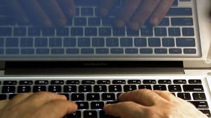 ওয়াইফাইয়ের সিগনাল পেতে রাস্তায় বসেই হোমওয়ার্ক ২ ছাত্রীর, পাশে দাঁড়াতে উদ্যোগ মার্কিন নেটিজেনদের