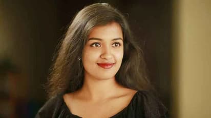 கொரோனா பிரச்சனையால் நடிக்க முடியவில்லை...! சன்டிவி சீரியலுக்கு குட் பை சொன்ன பிரபல நடிகை!