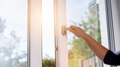 അയൽവാസിയുടെ സ്വകാര്യത ഹനിക്കുന്നു, വർഷങ്ങളായി അടച്ചിട്ട ജനൽ തുറക്കാൻ യുവാവിന് ഒടുവിൽ അനുമതി