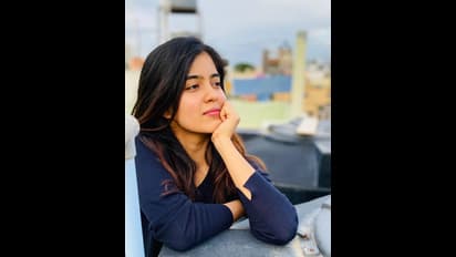 வெள்ளை நிற மாடர்ன் உடையில்... செம்ம ஸ்டைலிஷாக போஸ் கொடுக்கும் பிகில் பட நடிகை!