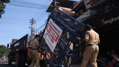നാല് ജില്ലകളിൽ ഇന്ന് അർദ്ധരാത്രി മുതൽ ട്രിപ്പിൾ ലോക് ഡൗൺ; അതിർത്തി അടയ്ക്കും, പലവ്യജ്ഞനകടകൾ ഒന്നിടവിട്ട്