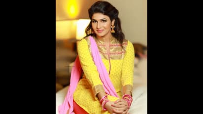 சேலை... மாடர்ன் டிரஸ் என எதில் பார்த்தாலும் அழகு தான்! அஞ்சனா அஞ்சனா கிருதியின் ஹாட் லுக் போட்டோஸ்!