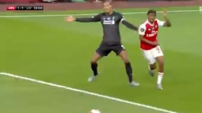 'തകര്പ്പന് അസിസ്റ്റ്'; നിങ്ങളാണോ ലോകത്തെ മികച്ച പ്രതിരോധതാരം? പിഴവ് സംഭവിച്ച വാന് ഡൈക്കിന് പരിഹാസം- വീഡിയോ