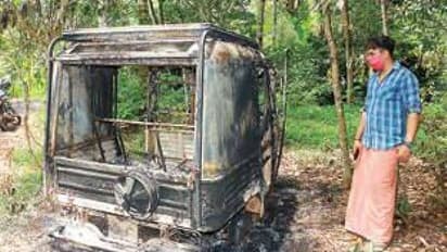 റോഡരികിൽ നിർത്തിയിട്ട ഓട്ടോറിക്ഷ കത്തിനശിച്ച നിലയിൽ