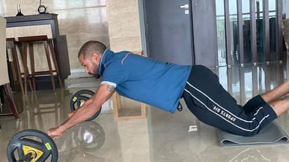 குடும்பத்துடன் குதூகலமாக இருக்கும் ஷிகர் தவான்.. கியூட் ஃபோட்டோஸ்