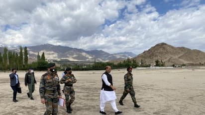 লুকুং-এ ১৬ নম্বর বিহার রেজিমেন্টের সৈন্যদের সঙ্গে রাজনাথ সিং, জওয়ানদের কী বললেন প্রতিরক্ষামন্ত্রী