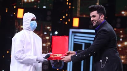 Sa Re Ga Ma Li’l Champs host Maniesh Paul honours COVID-19 warriors with Golden Plate