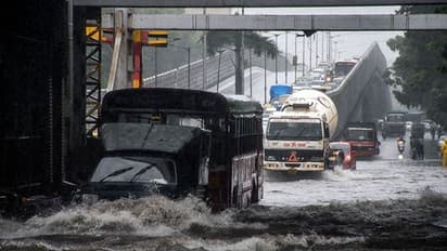 వరదలో కొట్టుకుపోతున్న వాహనాలు: హైదరాబాద్- బెజవాడల మధ్య రాకపోకలు బంద్