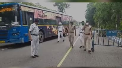 'মাস্ক না পরলেই নেওয়া হবে কড়া পদক্ষেপ', কনটেনমেন্ট জোন ঘুরলেন বিধান নগর সিপি