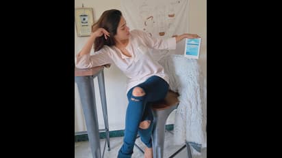 லாக் டவுன் நேரத்தில் என்ன  செய்கிறார் நடிகை நிவேதா பெத்துராஜ்! நீங்களே பாருங்க!