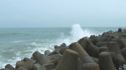 ಮರವಂತೆ ಹೊರ ಬಂದರಿನಲ್ಲಿ ಕಡಲಲೆಗಳ ಆರ್ಭಟ: ಇಲ್ಲಿವೆ ಫೋಟೋಸ್