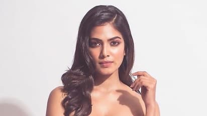 “இதுக்கு டிரஸ் போடாமலேயே இருக்கலாம்”... மாளவிகா மோகனனின் அதிரடி கவர்ச்சியை பார்த்து அதிர்ச்சியான நெட்டிசன்கள்!