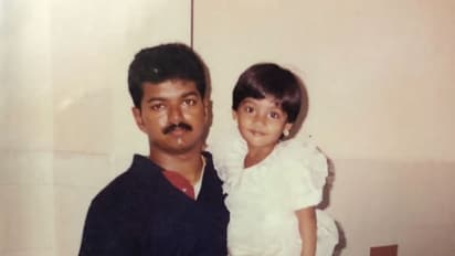 தளபதி விஜய் தூக்கி வைத்திருக்கும் இந்த குட்டி பாப்பா யார் தெரியுமா?... வைரல்   போட்டோ...!