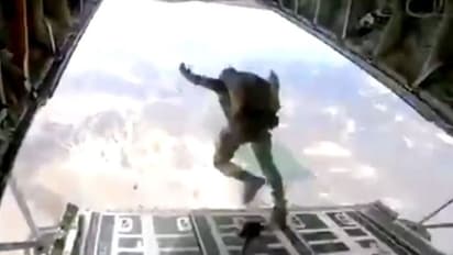 ಲಡಾಖ್ನಲ್ಲಿ ಭಾರತೀಯ ಸೇನೆ ಸಮರಭ್ಯಾಸ; ಯುದ್ಧ ವಿಮಾನದಿಂದ ಜಿಗಿದು ಸಾಹಸ ಪ್ರದರ್ಶನ!