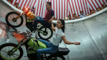 മരണക്കിണറിലെ വനിതാ റൈഡര്‍, പഠിച്ചത് പന്ത്രണ്ടാമത്തെ വയസ്സില്‍; ഫെസ്റ്റിവലുകളെ ആവേശം കൊള്ളിച്ച പെണ്‍കുട്ടി