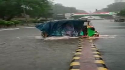 রবিবার সকালের প্রবল বৃষ্টিতে বানভাসী দিল্লি,  রাজধানীর রাজপথ জলমগ্ন, দেখুন প্রকৃতির তাণ্ডেবের সেই ছবি