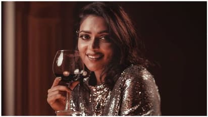 சரக்கு அடிச்சிட்டு... அந்த இடம் தெரிய ஓவர் போதையில் உடல் குலுங்க குலுங்க குதித்த அமலா பால்! வைரல் வீடியோ...