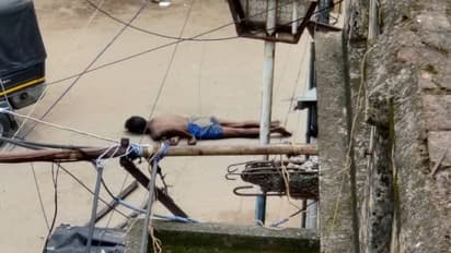 মহামারীর এই মরশুমে মৃত্যুর পরেও 'শান্তি নেই', মৃত পথচারীর দেহ সরানোর নির্মম ছবি পুরুলিয়ায়