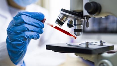 కరోనాతో సత్తెనపల్లిలో వ్యక్తి మృతి: రోడ్డుపైనే డెడ్బాడీ