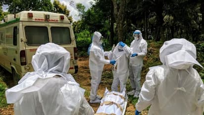 ಕೊರೋನಾಗೆ ಬಲಿಯಾದವರ ಅಂತ್ಯ ಸಂಸ್ಕಾರದಲ್ಲಿ ಪಾಲ್ಗೊಂಡು ಆದರ್ಶ ಮೆರೆದ ಡಿಕೆ ಸುರೇಶ್