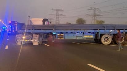 യുഎഇയില് ട്രക്കും ബസും കൂട്ടിയിടിച്ച് നാല് പേര് മരിച്ചു; 11 പേര്ക്ക് പരിക്ക്