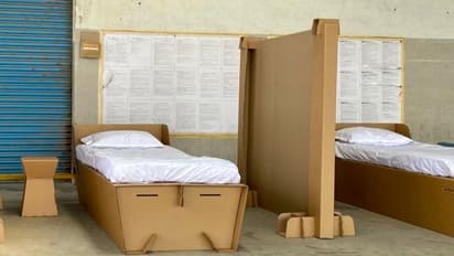 ಕೋವಿಡ್ ಆಸ್ಪತ್ರೆಗಳಿಗೆ ಪರಿಸರ ಸ್ನೇಹಿ ಬೆಡ್ ಖರೀದಿಸಿದ ಕಾಂಗ್ರೆಸ್, ಮಲಗಿ ಟ್ರಯಲ್ ನೋಡಿದ ಡಿಕೆಶಿ