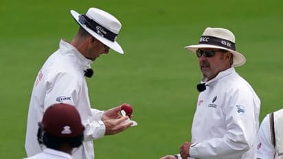 ಚೆಂಡಿಗೆ ಎಂಜಲು: ಅಂಪೈರ್ನಿಂದ ಸ್ಯಾನಿಟೈಸರ್ ಹಚ್ಚಿ ಸ್ವಚ್ಛತೆ