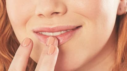 ചുണ്ട് ഉണങ്ങുമ്പോള് നാക്ക് കൊണ്ട് നനയ്ക്കരുത്; അറിയാം ആറ് 'ലിപ് കെയര് ടിപ്സ്'...