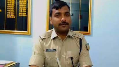 रद्दी की किताबों से पढ़कर इंद्रजीत बने IPS ऑफिसर....बेटे को पढ़ाने गरीब पिता थे किडनी बेचने तक को तैयार