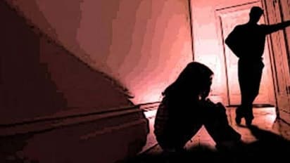 దారుణం.. కన్నకూతురినే అత్యాచారం చేసిన తండ్రి.. గర్భం రావడంతో...