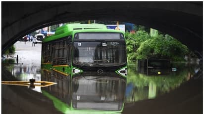 దుందుభి వాగులో చిక్కుకొన్న ఆర్టీసీ బస్సు: ప్రయాణీకులు సురక్షితం