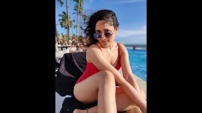 బీచ్ లో బికినీ వేసి బీభత్సం...కళ్లు తిప్పుకోలేరు