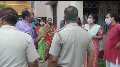 করোনা সংক্রমণের আশঙ্কায় স্থানীয়দের বাধার মুখে বিডিও, পুলিশের সাহায্যে ঢুকলেন বাড়িতে