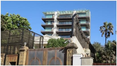 கொரோனா பயத்தால் தனது வீட்டை ப்ளாஷ்டிக் கவர் கொண்டு மூடிய பிரபல நடிகர்..!