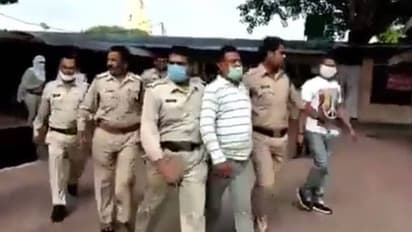 ఆయనో మంచి భర్త, తండ్రి.. పోలీసులు వాడుకుని, నాశనం చేశారు: వికాస్ దుబే భార్య