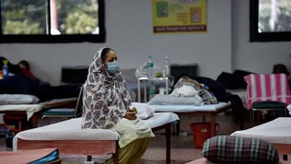 తల్లికి కరోనా: తల్లడిల్లిన కొడుకు కిటికి వద్దే ఇలా...