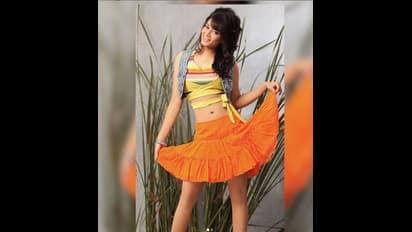 செம்ம ஸ்லிம், உடலை ஒட்டி இருக்கும் டைட் உடை, மடிப்பு இல்லாத இடுப்பை காட்டிய சுஜா வருணியின் பழைய போட்டோ ஷூட்!