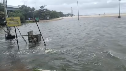 മഹാമാരിക്ക് പുറകേ കടലേറ്റവും; തീരാദുരിതത്തില് തീരദേശം