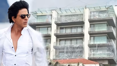 కరోనా భయం: షారూఖ్ ఇంటికి ప్లాస్టిక్ తొడుగు!