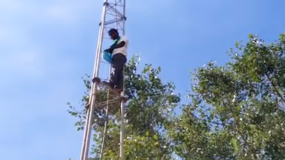 ತವರಿಗೆ ಹೋದ ಹೆಂಡ್ತಿನಾ ಕರೆಸಲು ಆಗ್ರಹ: ಟವರ್ ಏರಿ ಕುಡುಕನ ನಾಟಕ