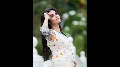 வெள்ளை நிற கியூட் உடை... பார்த்ததுமே மனம் கவரும் அழகு...! யார் தெரியுமா இந்த நடிகை!