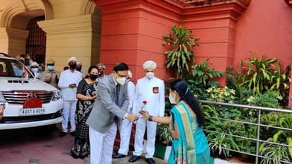 ಕೊರೋನಾ ಗೆದ್ದ ಸಿಬ್ಬಂದಿಗೆ ಹೂ ನೀಡಿ, ಕೈಮುಗಿದ  ಮುಖ್ಯ ನ್ಯಾಯಮೂರ್ತಿ ಎ.ಎಸ್‌.ಓಕ