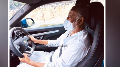 സൂപ്പര് എസ്യുവിയുടെ ഡ്രൈവിംഗ് സീറ്റില് മുണ്ടുടുത്ത് സൂപ്പര് താരം!