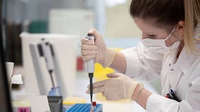 ডিসেম্বরে কি চিনা প্রতিষেধকে করোনা মুক্তি, অক্সফোর্ডের সঙ্গে টক্কর দিচ্ছে সিনোফার্মা