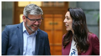 একবছর ধরে অধস্তন সহকর্মীর সঙ্গে পরকীয়া, ক্লিনটন- মনিকার সম্পর্কের কথা মনে করালেন কিউই মন্ত্রী