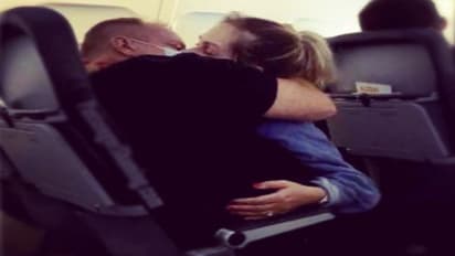 ಕಾಯುವಷ್ಟೂ ತಾಳ್ಮೆ ಇಲ್ಲ, ವಿಮಾನದೊಳಗೇ ಮಾಸ್ಕ್ ಹಾಕಿ ಪ್ರಯಾಣಿಕರ ರೊಮಾನ್ಸ್!