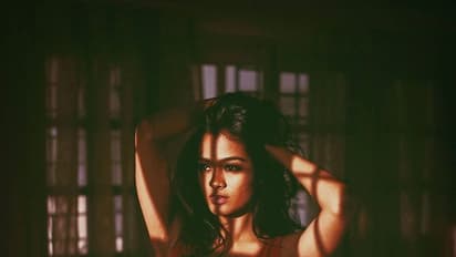 மேக்கப் இல்லாமலும் செம்ம அழகு... விஜய்சேதுபதி பட நாயகி காயத்ரியின் அசத்தலான போட்டோஸ்...!